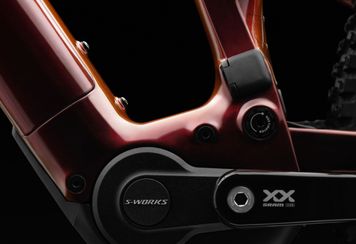 MTB-3298_MY24_LEVO_SW_MOTOR-DETAIL_0736_V2_1080x1350-20250224-235046